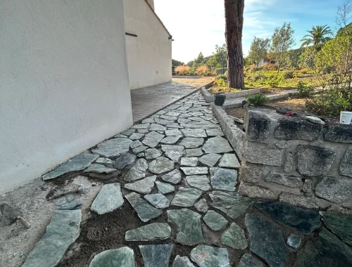 Création d’un chemin en pierre et muret en maçonnerie extérieure en Corse-du-Sud.
