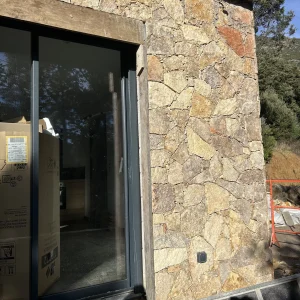 Habillage de façade en pierre naturelle réalisé à Ajaccio.
