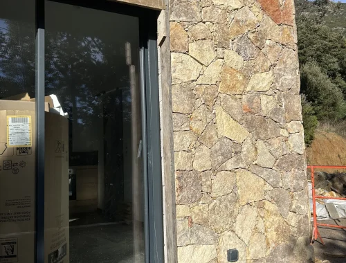 Habillage de façade en pierre naturelle réalisé à Ajaccio.